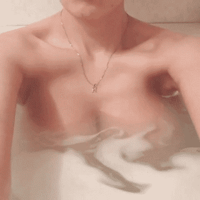 性感美女浴缸洗澡的gif图gif动态gif搞笑图片