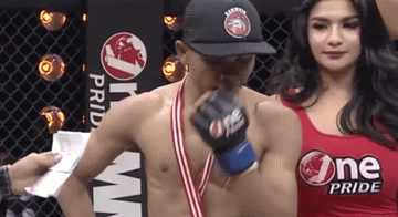 美女被胳膊顶胸的性感诱惑动图gif动态gif搞笑图片