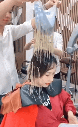 搞笑的美女做头发发型的动图gif动态gif搞笑图片