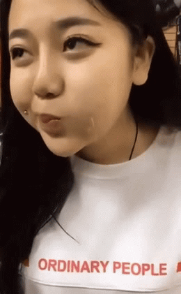 唇钉漏水的搞笑gif动图gif动态gif搞笑图片