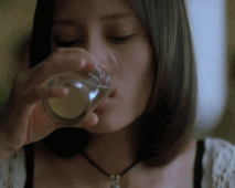 短发美女喝酒的动图gif动态gif搞笑图片