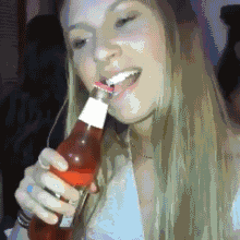 欧美美女牙咬开酒瓶盖的动图gif动态gif搞笑图片