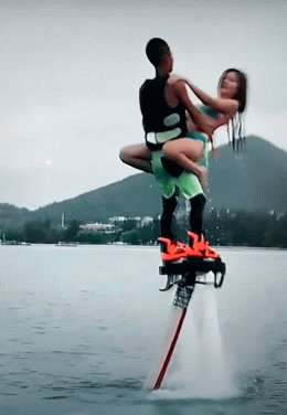 性感美女玩水上游戏项目的动态图gif动态gif搞笑图片