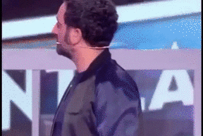 调戏欧美性感美女亲胸部的gif动图gif动态gif搞笑图片