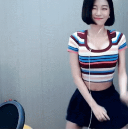 短发美女主播扭腰跳舞的动图gif动态gif搞笑图片