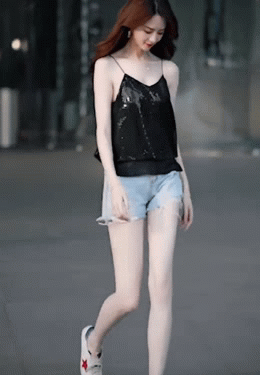 极品性感吊带美女白皙长腿街拍动图gif动态gif搞笑图片