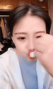 可爱清纯美女吃棒棒糖的动图gif动态gif搞笑图片