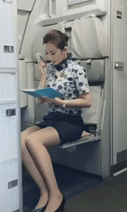 偷拍高颜值美女空姐GIF动图gif动态gif搞笑图片