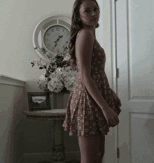 性感美女超短裙转圈走光GIF动图gif动态gif搞笑图片