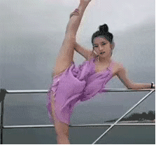 美女站立劈叉性感一字马gifgif动态gif搞笑图片