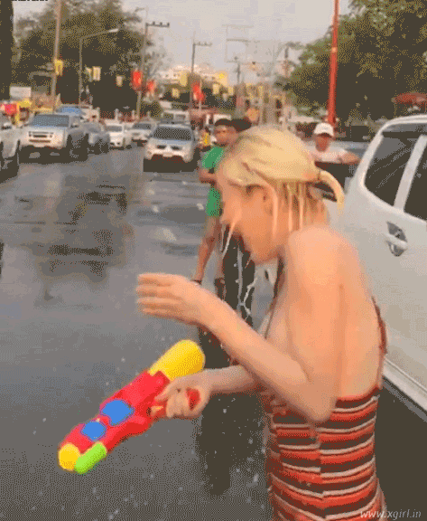 性感美女玩湿身诱惑GIF动图gif动态gif搞笑图片