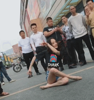 性感美女街头杂技表演跳舞gif图gif动态gif搞笑图片