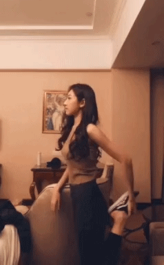 黑长卷性感美女站立劈叉一字马动图gif动态gif搞笑图片