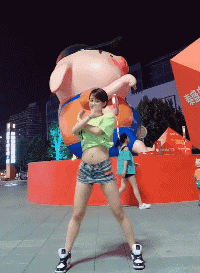 户外跳舞的美女动图gif动态gif搞笑图片