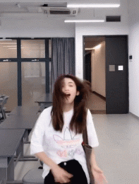 美女跳舞卖萌扭屁股的动图gif动态gif搞笑图片