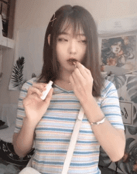 美女涂口红搞怪跳舞的动图gif动态gif搞笑图片