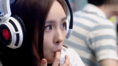 美女玩游戏咬手指性感诱惑GIF动图gif动态gif搞笑图片