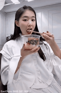 可爱小清新美女抖音网红吃饭的动态图gif动态gif搞笑图片