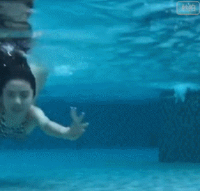 比基尼美女水下游泳性感诱惑gif动图gif动态gif搞笑图片
