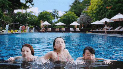 比基尼美女泳池湿身诱惑性感GIF图gif动态gif搞笑图片