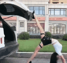 长腿美女倒立劈叉关汽车后备箱门动图gif动态gif搞笑图片