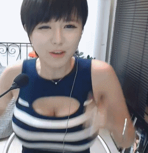 短发美女主播漏胸大尺度直播gifgif动态gif搞笑图片