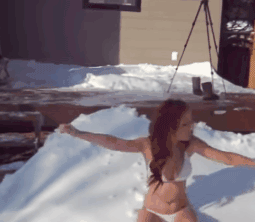 欧美比基尼美女躺雪地性感诱惑gif图gif动态gif搞笑图片