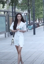拍矿泉水的抖音网红美女街拍动图gif动态gif搞笑图片