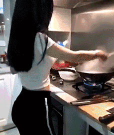 性感翘臀魔鬼身材美女做饭背影gif动图gif动态gif搞笑图片