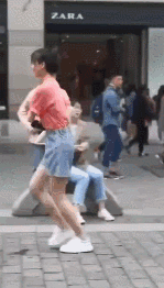 马尾辫美女可爱街拍一字马劈叉gifgif动态gif搞笑图片