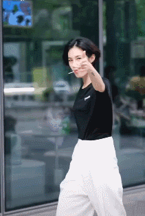 短发帅气美女街拍动图gif动态gif搞笑图片