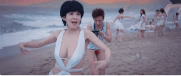 比基尼美女在海边沙滩奔跑的性感gif图gif动态gif搞笑图片