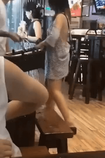 偷拍美女性感露背装大胆暴露服装gif动态gif搞笑图片