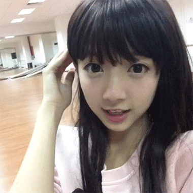 清纯美女学生卖萌害羞求亲亲的GIF动图gif动态gif搞笑图片