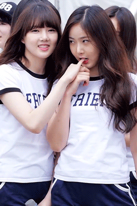 韩国可爱清纯美女姐妹花女团咬手指诱惑GIF动图gif动态gif搞笑图片