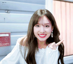 可爱韩国美女卖萌比剪刀手的甜美笑容动图gif动态gif搞笑图片