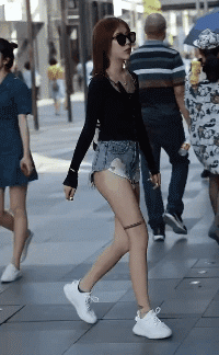 长短牛仔裤美女大长腿纹身性感走路街拍GIF动图gif动态gif搞笑图片