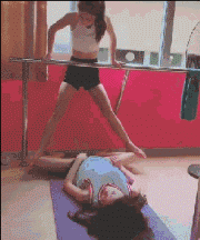 美女练习劈叉一字马性感大长腿诱惑动态图gif动态gif搞笑图片