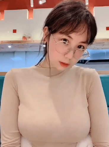 性感大胸美女卖萌自拍动态图gif动态gif搞笑图片