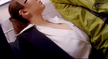 偷拍挤公交车的美女性感大胸美女事业线GIF图gif动态gif搞笑图片