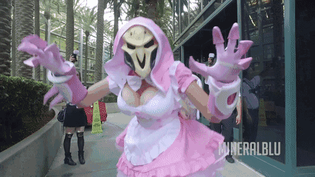 性感女装大佬cos戴面具扮鬼脸GIF动图gif动态gif搞笑图片