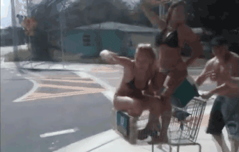 比基尼美女坐超市购物车摔倒的搞笑动图gif动态gif搞笑图片