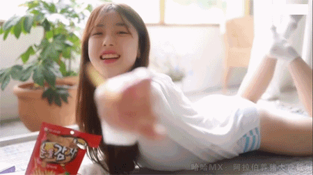 可爱小清新美女喂零食卖萌gifgif动态gif搞笑图片