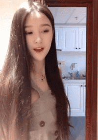 抖音美女网红玩泡泡机撒娇卖萌GIF动图gif动态gif搞笑图片