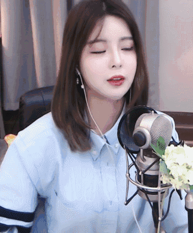 高颜值极品美女主播性感低胸装GIF动图gif动态gif搞笑图片