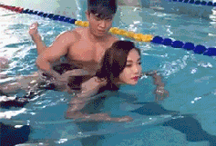 性感比基尼美女泳池游泳湿身诱惑GIF图gif动态gif搞笑图片