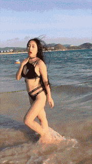 比基尼美女海边沙滩性感妖娆姿势GIF图gif动态gif搞笑图片