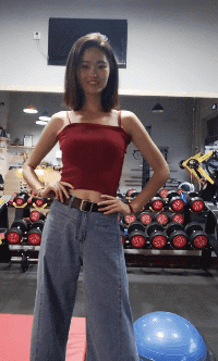 性感吊带背心美女扭腰跳舞的GIF动图gif动态gif搞笑图片