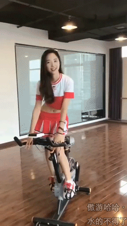 性感美女运动健身骑单车的GIF动图gif动态gif搞笑图片