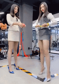 抖音美女网红拍视频性感美腿GIF动图gif动态gif搞笑图片